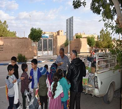 نیمه شعبان در احمدآباد اردکان و رسم قشنگ دوستی با بچه‌ها!