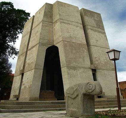 آرامگاه اوحدی مراغه‌ای، بنایی مدرن بر مزار شاعر پر آوازه ایرانی