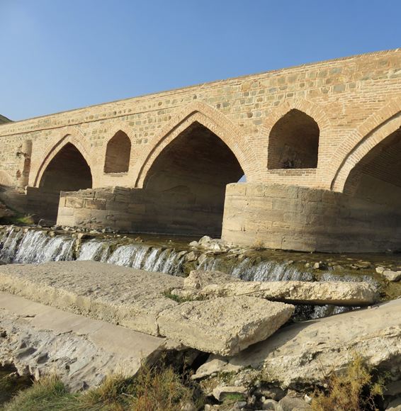 پل دختر ملکان، پلی استوار و زیبا روی رودخانه حیاتی شهر