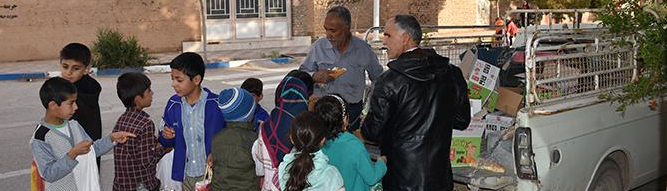 نیمه شعبان در احمدآباد اردکان و رسم قشنگ دوستی با بچه‌ها!