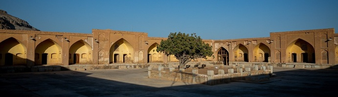 کاروانسرای مهیار، کاروانسرایی بزرگ با تزئیناتی فراوان