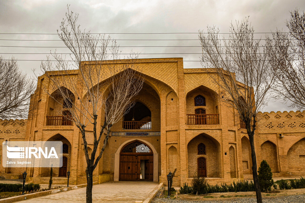 کاروانسرای کوهپایه، بنایی سنتی که به اقامتگاهی مجلل تبدیل شده است