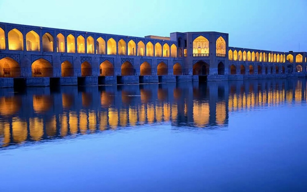 پل خواجو: کاخی بر فراز آب، سمفونی سنگ و نور