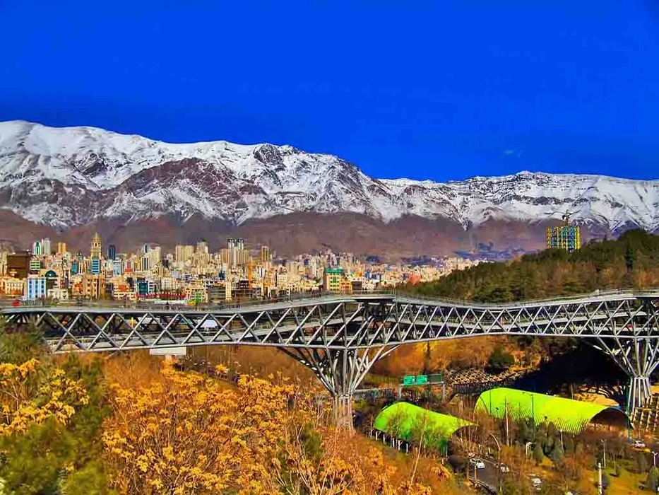 پل طبیعت: پیاده‌رو بر فراز بزرگراه
