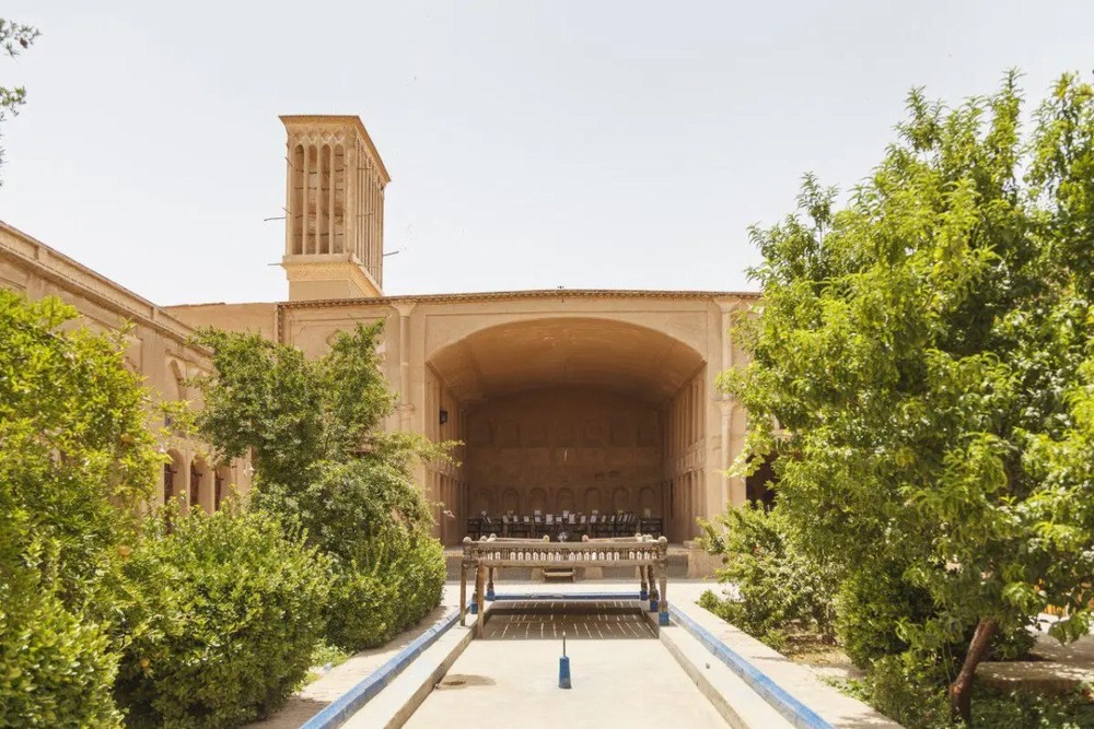 حیاط-اصلی