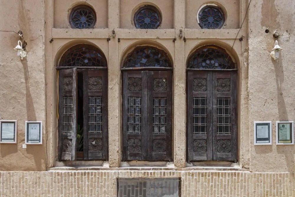 در-و-پنجره-خانه-لاری-ها-در-محله-فهادان
