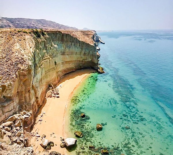 Benood-Assalouye-beach-is-one-the-most-beautiful-natural-attractions-around-Bushehr